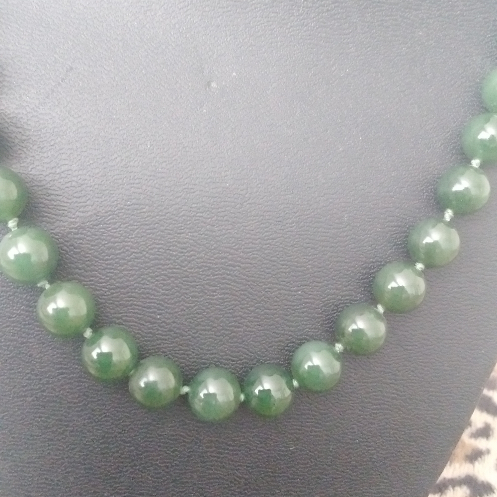 Vintage Necklace Green Jadeite Nephrite 1940s Knotted 14k Clasp - Picture 5 of 8